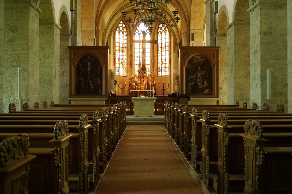 Blick auf den Chorraum der Stiftskirche St. Johannes Evangelist Blick auf den Chorraum der Stiftskirche St. Johannes Evangelist