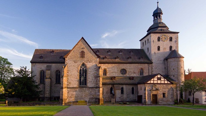 Fassade der Kirche des ehemaligen Stifts Heerse Fassade der Kirche des ehemaligen Stifts Heerse