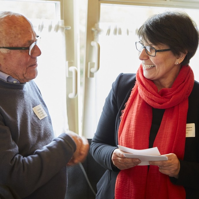 Im Gespräch Im Gespräch (vergrößerte Bildansicht wird geöffnet)