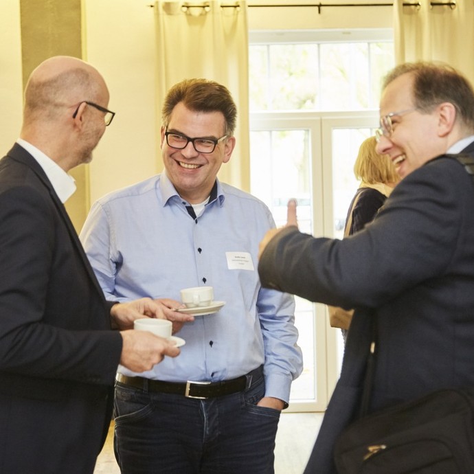 Im Gespräch Im Gespräch (vergrößerte Bildansicht wird geöffnet)