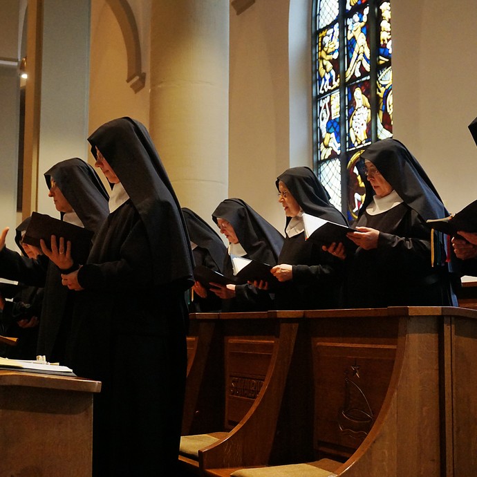 Nonnen der Abtei Varensell beim Studengebet. © Abtei_Varensell. Nonnen der Abtei Varensell beim Studengebet. © Abtei_Varensell.