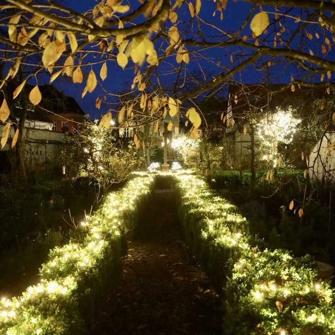 Ein Weg im  Garten des Klosters Wiedenbrück bei Dunkelheit. Der Weg ist umrahmt von kleinen Hecken. Sowohl der Weg als auch der Garten insgesamt werden von zahlreichen Lichtern erleuchtet. © Kloster Wiedenbrück eG. Ein Weg im  Garten des Klosters Wiedenbrück bei Dunkelheit. Der Weg ist umrahmt von kleinen Hecken. Sowohl der Weg als auch der Garten insgesamt werden von zahlreichen Lichtern erleuchtet. © Kloster Wiedenbrück eG.