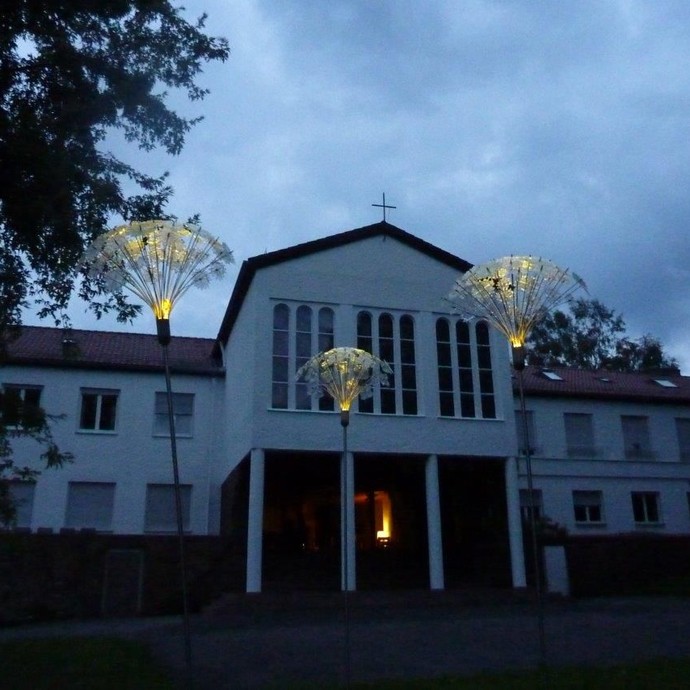 Außenansicht Die HEGGE bei Abenddämmerung. © DIE HEGGE – Christliches Bildungswerk. Außenansicht Die HEGGE bei Abenddämmerung. © DIE HEGGE – Christliches Bildungswerk.