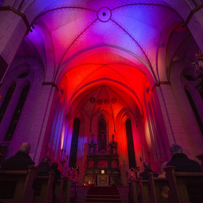 Rot und blau erleuchtete Kirche des ehemaligen Klosters Wedinghausen in Arnsberg. © LWL, Fotografie Sarah Bömer. Rot und blau erleuchtete Kirche des ehemaligen Klosters Wedinghausen in Arnsberg. © LWL, Fotografie Sarah Bömer.