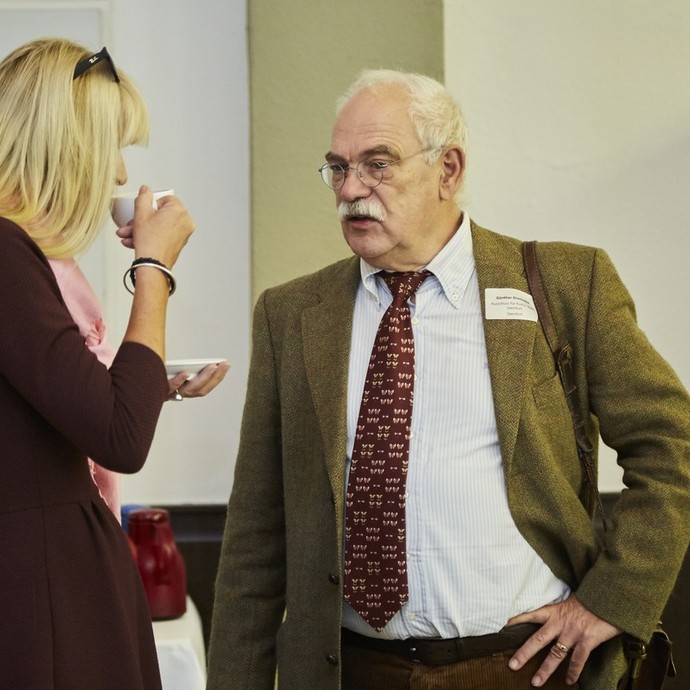 Im Gespräch Im Gespräch (vergrößerte Bildansicht wird geöffnet)