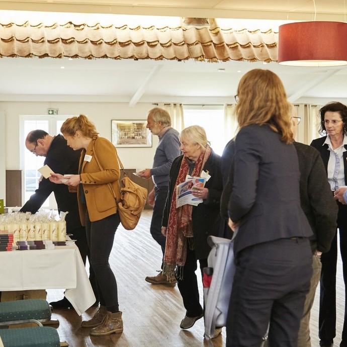 Büchertisch Büchertisch (vergrößerte Bildansicht wird geöffnet)