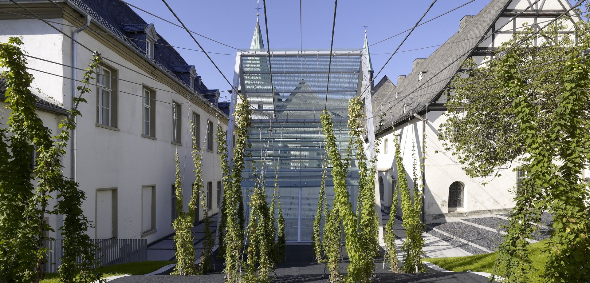 Außenansicht der Klosterhofs mit Lichthaus. Außenansicht der Klosterhofs mit Lichthaus.