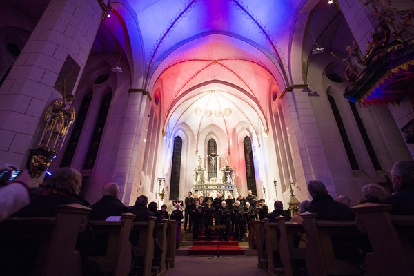 Das Bild zeigt den illuminierten Chorraum der Klosterkirche bei einer Veranstaltung von „finde dein Licht“. Das Bild zeigt den illuminierten Chorraum der Klosterkirche bei einer Veranstaltung von „finde dein Licht“.