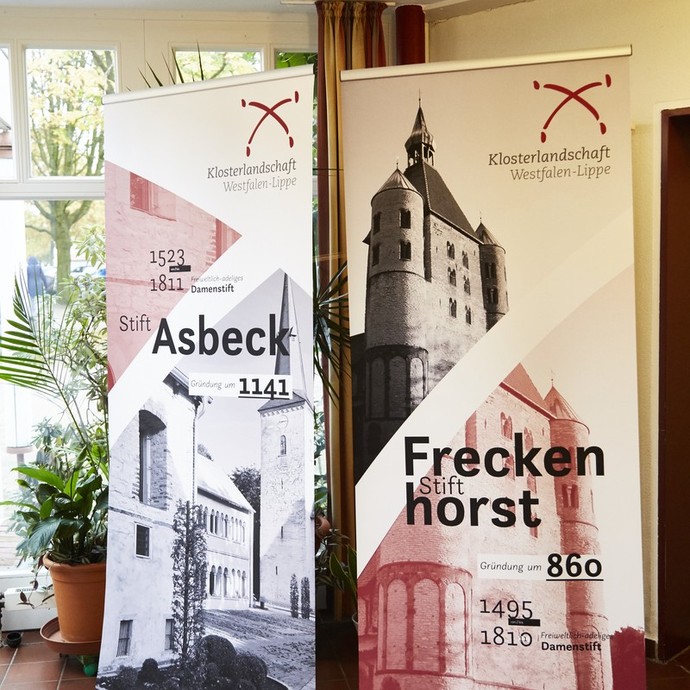 Roll-ups im Foyer Roll-ups im Foyer (vergrößerte Bildansicht wird geöffnet)