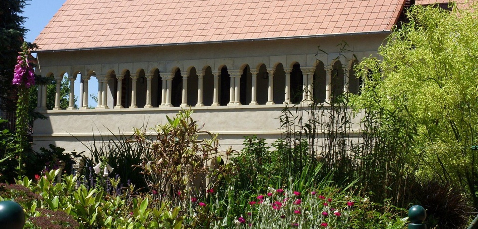 Außenansicht des rekonstruierten Doppelkreuzgang Außenansicht des rekonstruierten Doppelkreuzgang