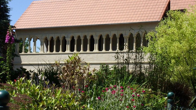 Kreuzganggalerie des Stifts Asbeck hinter einem dicht bewachsenen Beet Kreuzganggalerie des Stifts Asbeck hinter einem dicht bewachsenen Beet