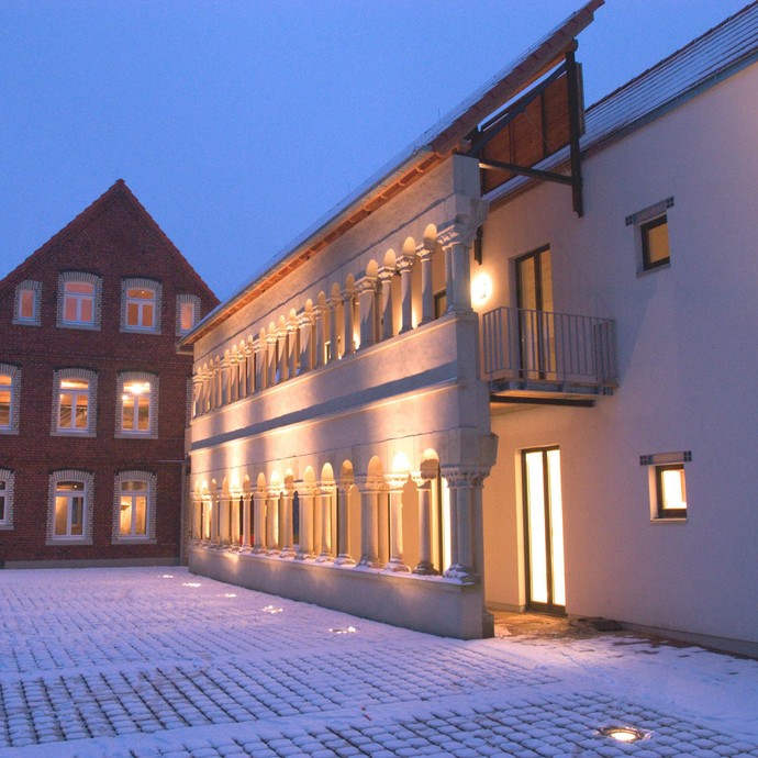 Abendliche Stimmung am Stift Asbeck. Zu sehen ist der rekonstruierte Doppelkreuzgang. © Archiv Heimatverein Asbeck e.V. Abendliche Stimmung am Stift Asbeck. Zu sehen ist der rekonstruierte Doppelkreuzgang. © Archiv Heimatverein Asbeck e.V.