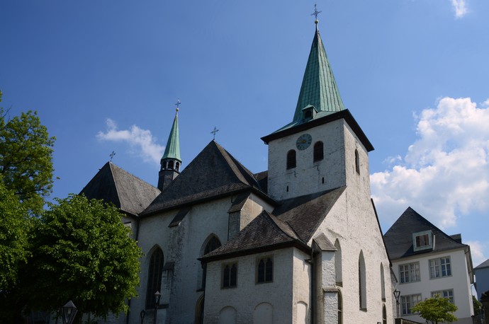Außenansicht der Klosterkirche mit Glockenturm Außenansicht der Klosterkirche mit Glockenturm